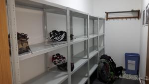 Albergue O Trisquel emeletes ágyai egy szobában