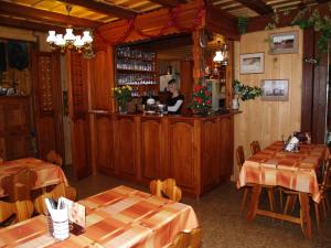 Lounge nebo bar v ubytování Lesní Bouda