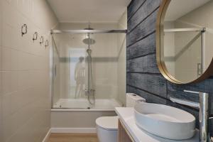 Et badeværelse på Apartamentos Atlantis + 78 billeder