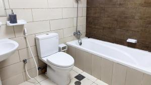 un bagno con un water, un lavandino e una vasca di Peace Room opp Ajman City Center 1BHK ad Ajman Altre 5 foto