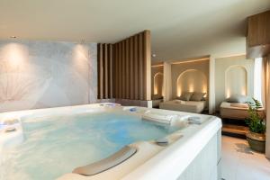a hot tub in a hotel room at Alea Living in Tirolo +11 photos