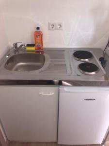 a small kitchen with a sink and a stove at Urban Stay & Style in Parsberg