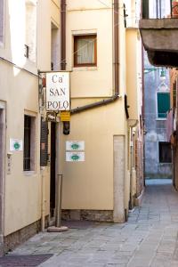 un cartel en un edificio que lee el coche San Polo en Ca' San Polo, en Venecia