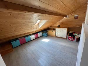 een uitzicht op een zolderkamer bij Grande maison dans les Pyrénées in Argelès-Gazost +41 foto's