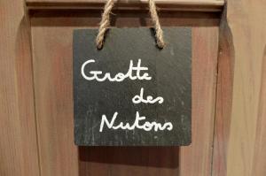 un panneau de tableau noir sur une porte avec les mots “quit delinator” dans l'établissement Maison d hôtes "Aux Légendes d Ardenne", à Carlsbourg