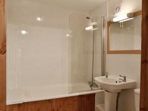 ein Badezimmer mit Badewanne, Waschbecken und Dusche in der Unterkunft Rose Cottage in Winterborne Steepleton