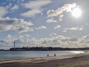 zwei Leute gehen am Strand spazieren in der Unterkunft Rose Cottage in Winterborne Steepleton + 3 Fotos