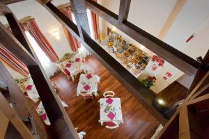 una vista sul soffitto di un soggiorno con decorazioni natalizie di Ca' San Polo a Venezia