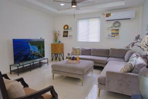 TV a/nebo společenská místnost v ubytování Palenque Beachfront Mini Resort