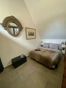 Postel nebo postele na pokoji v ubytování Le pressoir d'Elise Domaine de Valmeray + 36 fotografií