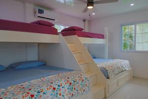 Postel nebo postele na pokoji v ubytování Palenque Beachfront Mini Resort