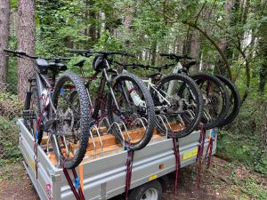 FontecornialeCornio Delle Fronde的卡车后面有两辆自行车