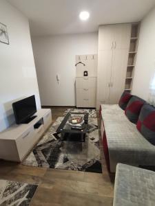 a living room with a couch and a tv at apartmani Daria in Cetinje