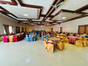 a large banquet hall with tables and chairs at Kwality Beach Resort in Beni Ghāt +37 photos