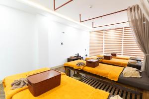 ダナンにあるMama Hotel And Apartment - Free Sauna And Gymのベッドが3つと窓のある部屋 +75枚の写真