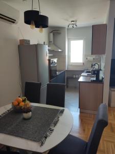 Kuchyňa alebo kuchynka v ubytovaní Deep blue apartment