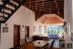 Khu vực ghế ngồi tại Suriya Guest