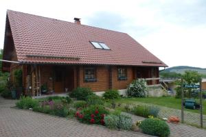 a small wooden house with a garden in front of it at Holzhaus "Miri" in Pirna