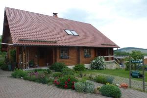 een klein houten huis met een tuin ervoor bij Holzhaus "Miri" in Pirna