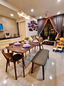 Posezení v ubytování Legoland-HappyRainbow Suite at D'Pristine-8pax with Lakeview