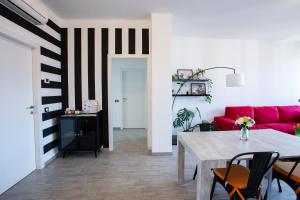 a living room with a red couch and a table at Honey House - vista lago e montagne in Luino