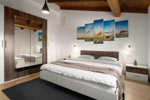 Villa Vito an peaceful escape near historic townにあるベッド +11枚の写真