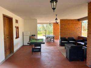 un salon avec une table de ping-pong dans l'établissement Villa Fontalta, à Cavriglia