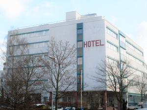 斯圖加特的住宿－斯圖加特-維辛根商務酒店及公寓，一座酒店大楼,上面写着酒店字
