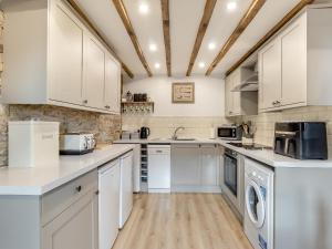 Kuchyň nebo kuchyňský kout v ubytování Tawny Owl Barn