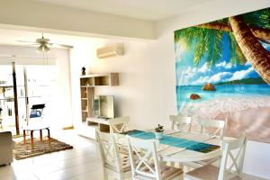 TersephanouにあるMajestic Sea View Apartmentのダイニングルーム(壁にビーチ壁画あり)
