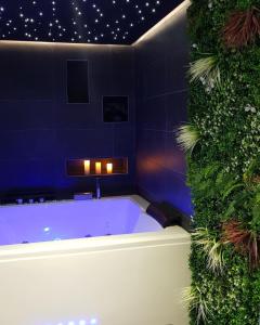 Fotografie z fotogalerie ubytování Lorient Love Room Le King Size v destinaci Lorient