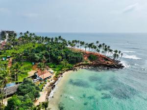 una vista aerea di una spiaggia con palme e l'oceano di Sunstyle Mirissa Guest House a Mirissa