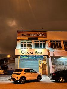 ブキッ・ムルタジャムにあるAlma Sweet Homeの踊場前に停まった白いsuv