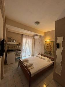 Postel nebo postele na pokoji v ubytování Artemis Studios & Apartments