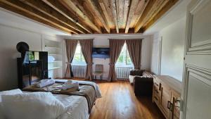 Giường trong phòng chung tại LE CHÂTEAU GRANDCLEMENT à Villeurbanne aux portes de Lyon, l'écrin insoupçonné +36 ảnh