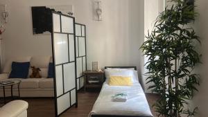 ヴェルナッツァにあるTedea Apartmentのベッドとソファのあるリビングルーム +27枚の写真