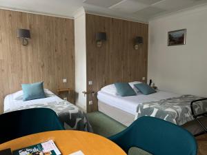 Postel nebo postele na pokoji v ubytování Logis Hôtel du Commerce