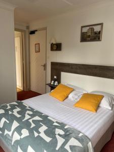 Postel nebo postele na pokoji v ubytování Logis Hôtel du Commerce