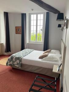 Postel nebo postele na pokoji v ubytování Logis Hôtel du Commerce