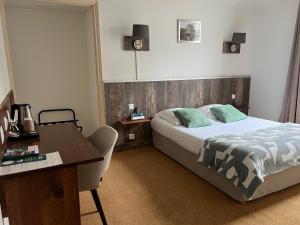 Postel nebo postele na pokoji v ubytování Logis Hôtel du Commerce + 10 fotografií
