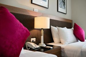 Postel nebo postele na pokoji v ubytování Golden Moon Suite Hotel & Travel