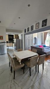 Nhà bếp/bếp nhỏ tại LE CHÂTEAU GRANDCLEMENT à Villeurbanne aux portes de Lyon, l'écrin insoupçonné