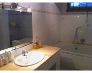 ein Badezimmer mit Waschbecken, Spiegel und Badewanne in der Unterkunft Villa Mari - Collina Sestri Levante Splendida vista in Sestri Levante