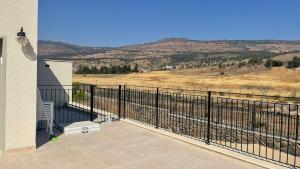 a balcony with a view of the mountains at כתר החרמון in Qiryat Shemona