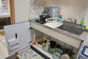 Kuhinja oz. manjša kuhinja v nastanitvi 高島市一棟貸切可能貸別荘グループファミリーok 大人数でご利用だとお得連泊がお得BBQ可能自転車無料利用可ペット可 駅徒歩10分