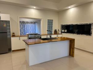 Η κουζίνα ή μικρή κουζίνα στο Vakaloa Holiday Home