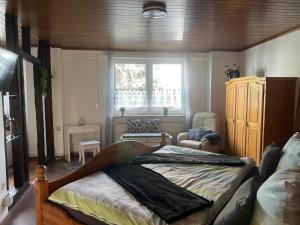 Un dormitorio con una cama con cabecero de madera. en Altes Weinhaus, en Boppard