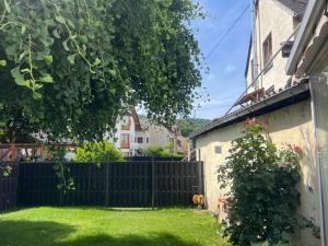 una valla en el patio de una casa en Altes Weinhaus, en Boppard