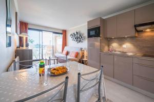 una cocina con una mesa con un plato de comida. en Azuréa, vue mer avec ses 2 piscines, en Cannes