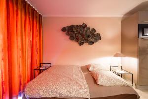 1 dormitorio con 1 cama y 2 mesitas de noche en Azuréa, vue mer avec ses 2 piscines, en Cannes 9 fotos más